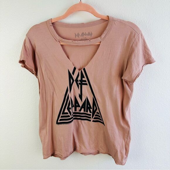 Def Leppard Pink Distressed Band Tee - Picture 1 of 3